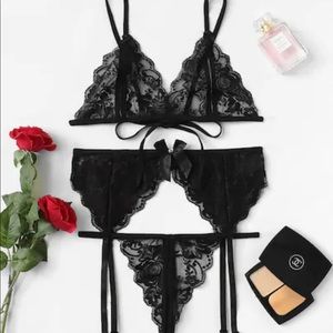 Scalloped Trim Lace Garter Lingerie Set